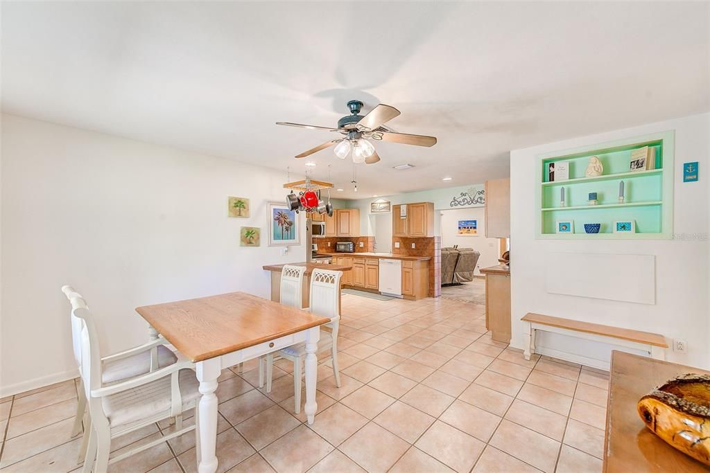 For Sale: $314,000 (2 beds, 1 baths, 1070 Square Feet)