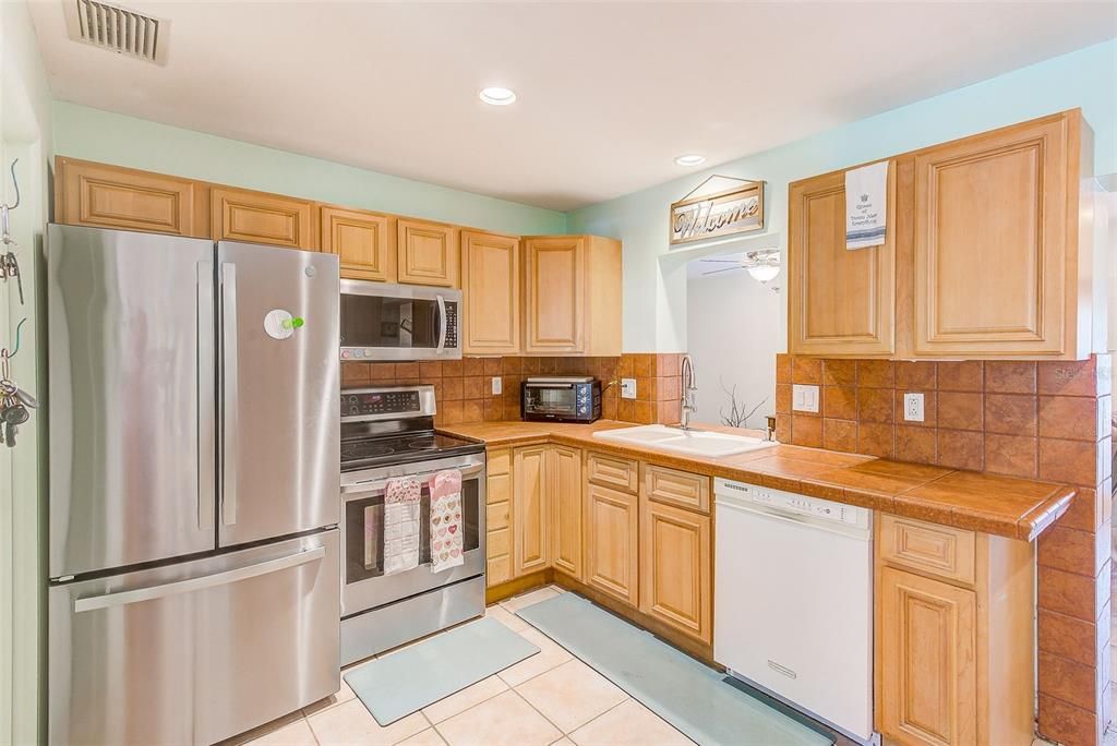 For Sale: $314,000 (2 beds, 1 baths, 1070 Square Feet)