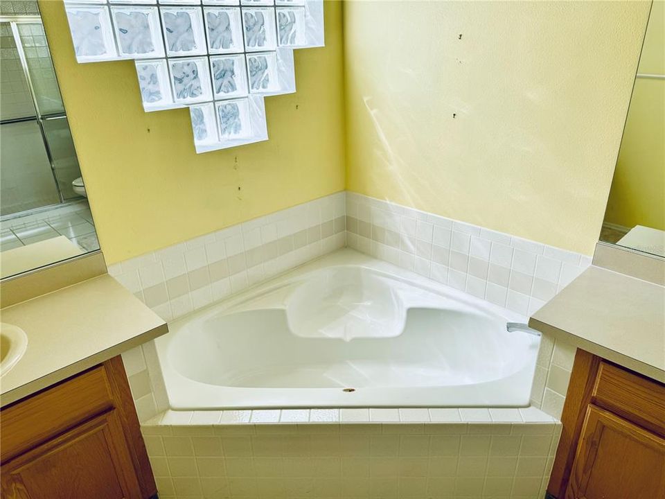 For Sale: $549,900 (3 beds, 2 baths, 2039 Square Feet)