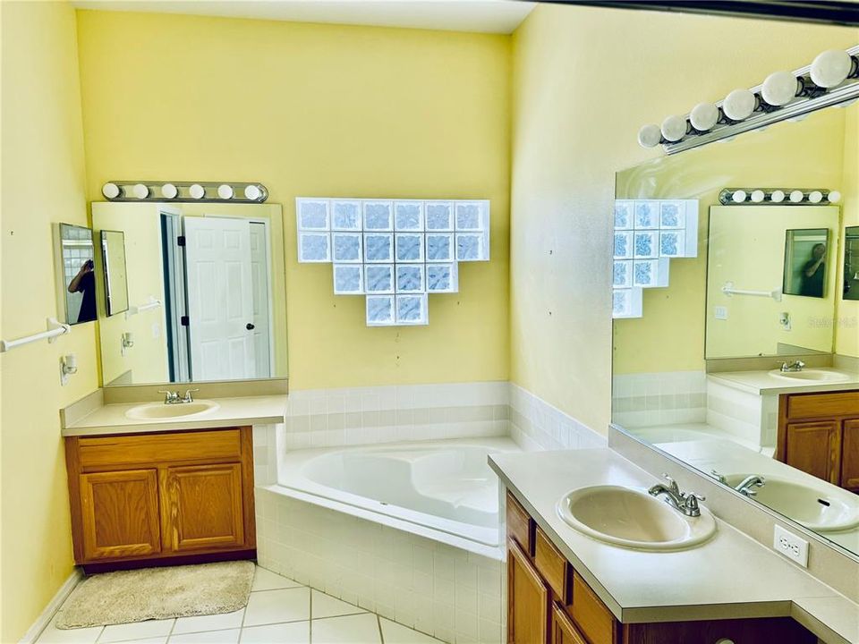 For Sale: $549,900 (3 beds, 2 baths, 2039 Square Feet)