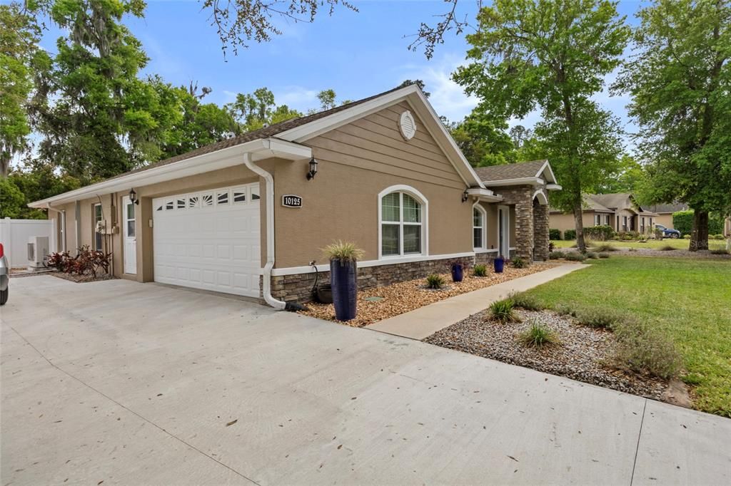 Active With Contract: $433,000 (3 beds, 2 baths, 1959 Square Feet)