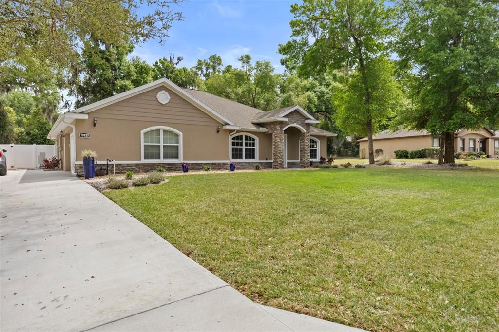 Active With Contract: $433,000 (3 beds, 2 baths, 1959 Square Feet)