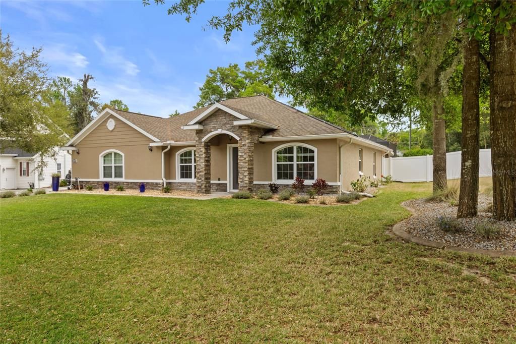 Active With Contract: $433,000 (3 beds, 2 baths, 1959 Square Feet)