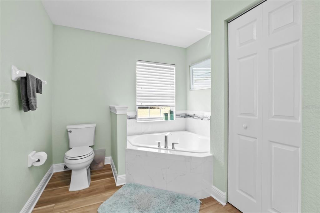 Active With Contract: $433,000 (3 beds, 2 baths, 1959 Square Feet)