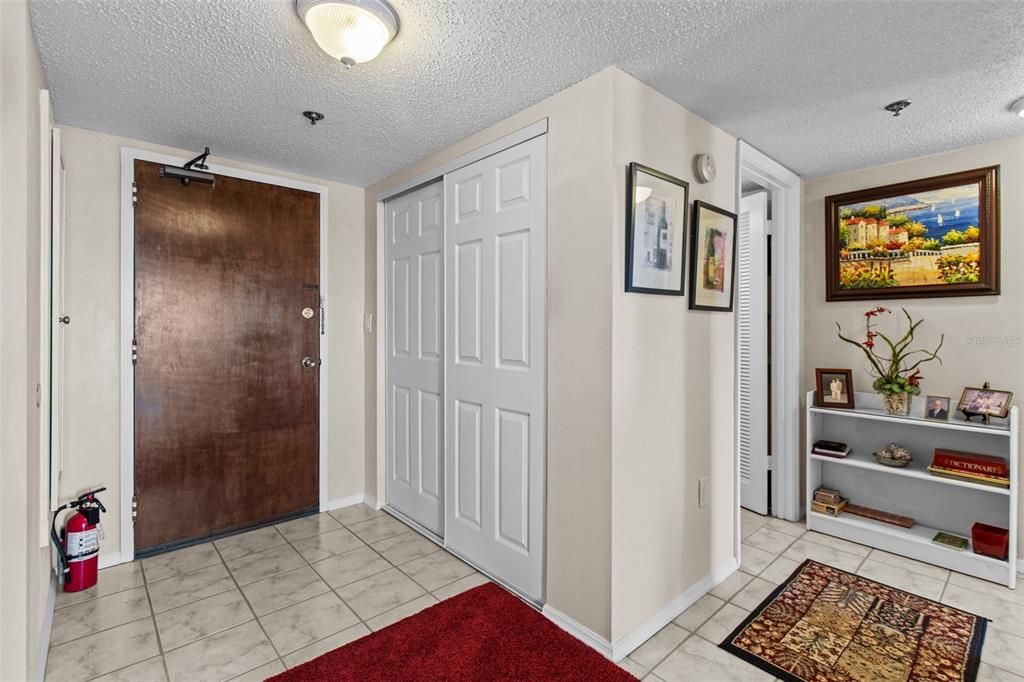 En Venta: $330,000 (2 camas, 2 baños, 1100 Pies cuadrados)