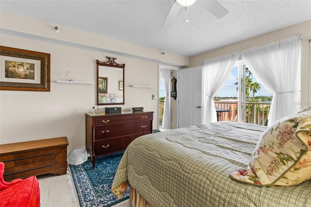 En Venta: $330,000 (2 camas, 2 baños, 1100 Pies cuadrados)