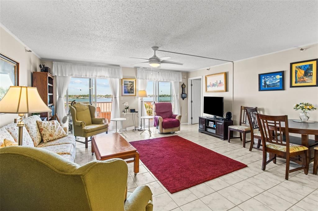 En Venta: $330,000 (2 camas, 2 baños, 1100 Pies cuadrados)