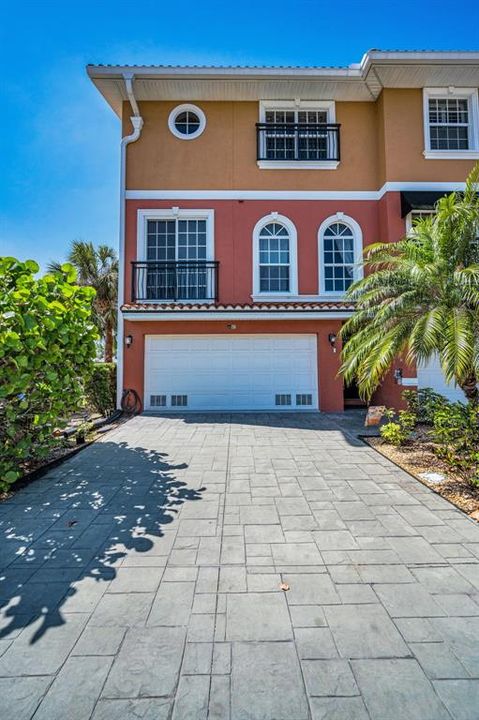 For Sale: $750,000 (3 beds, 3 baths, 2540 Square Feet)