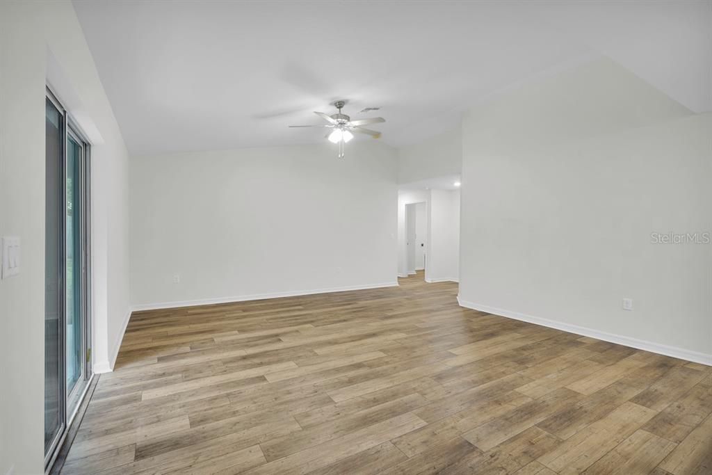 Под контрактом: $331,900 (3 спален, 2 ванн, 1680 Квадратных фут)