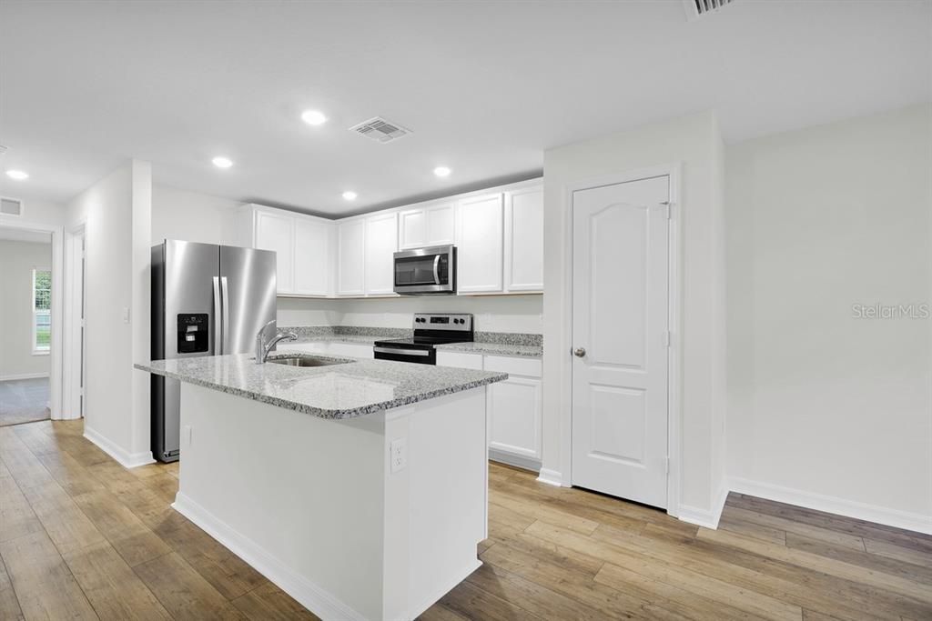 Под контрактом: $331,900 (3 спален, 2 ванн, 1680 Квадратных фут)