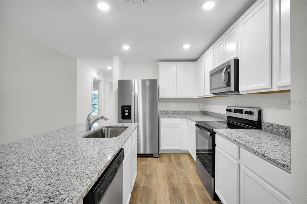 Под контрактом: $331,900 (3 спален, 2 ванн, 1680 Квадратных фут)