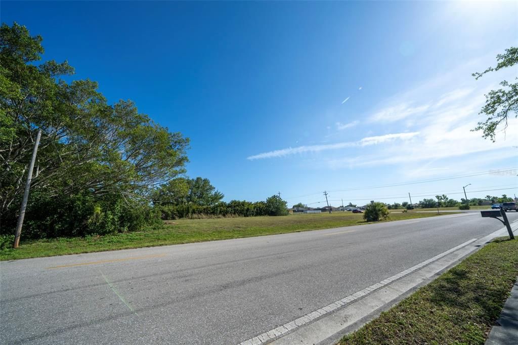 待售: $275,000 (0.49 acres)