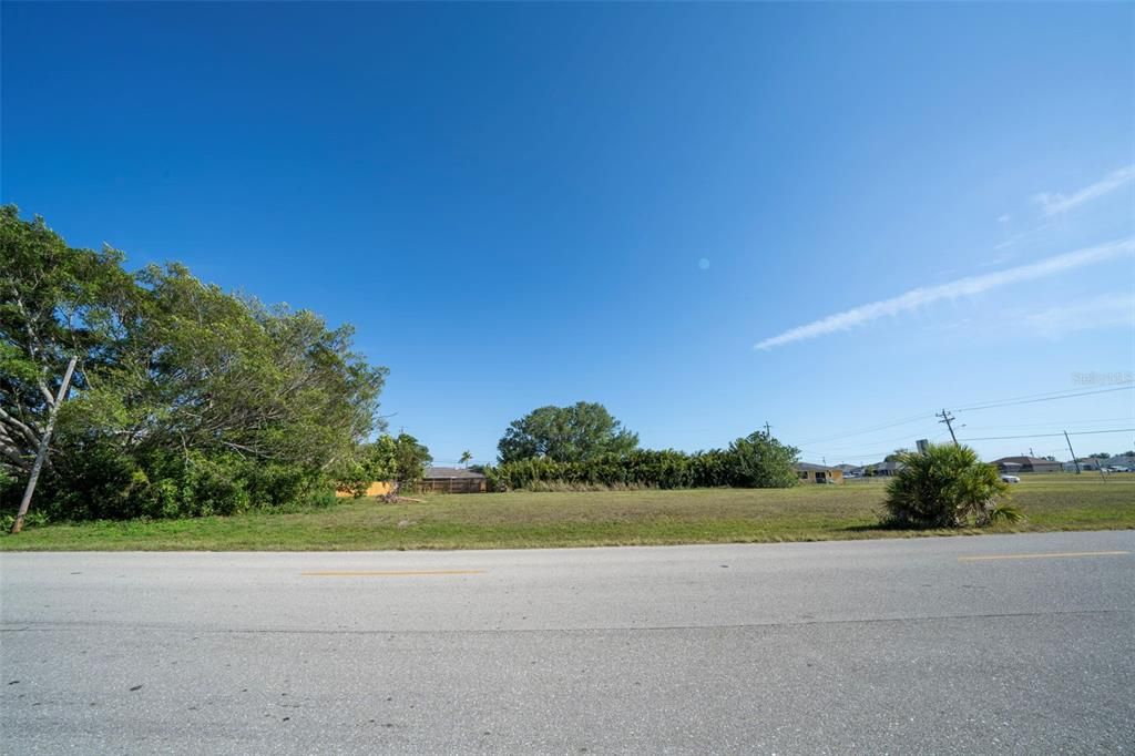 待售: $275,000 (0.49 acres)