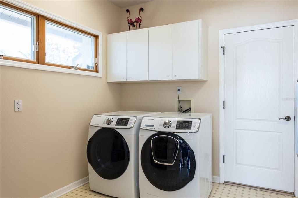 Active With Contract: $1,070,000 (3 beds, 2 baths, 2917 Square Feet)