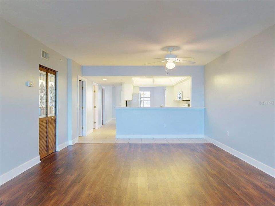 合同活跃: $414,000 (2 贝兹, 2 浴室, 1681 平方英尺)