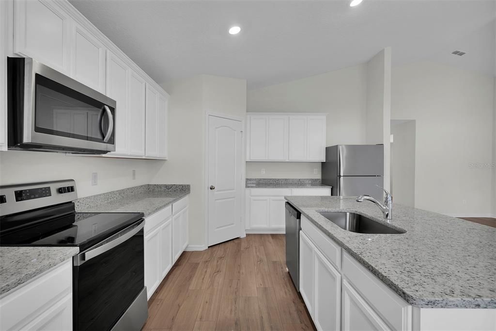 На продажу: $364,900 (5 спален, 3 ванн, 1984 Квадратных фут)