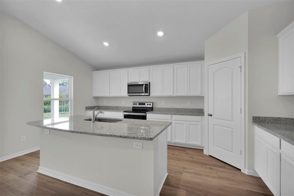 На продажу: $364,900 (5 спален, 3 ванн, 1984 Квадратных фут)