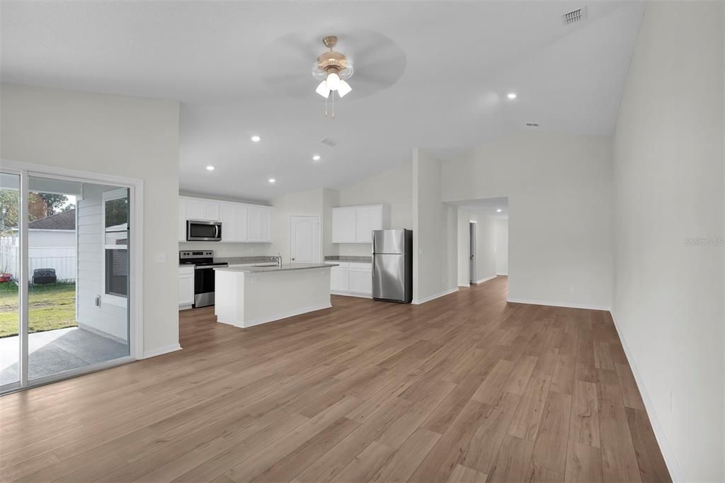 На продажу: $364,900 (5 спален, 3 ванн, 1984 Квадратных фут)