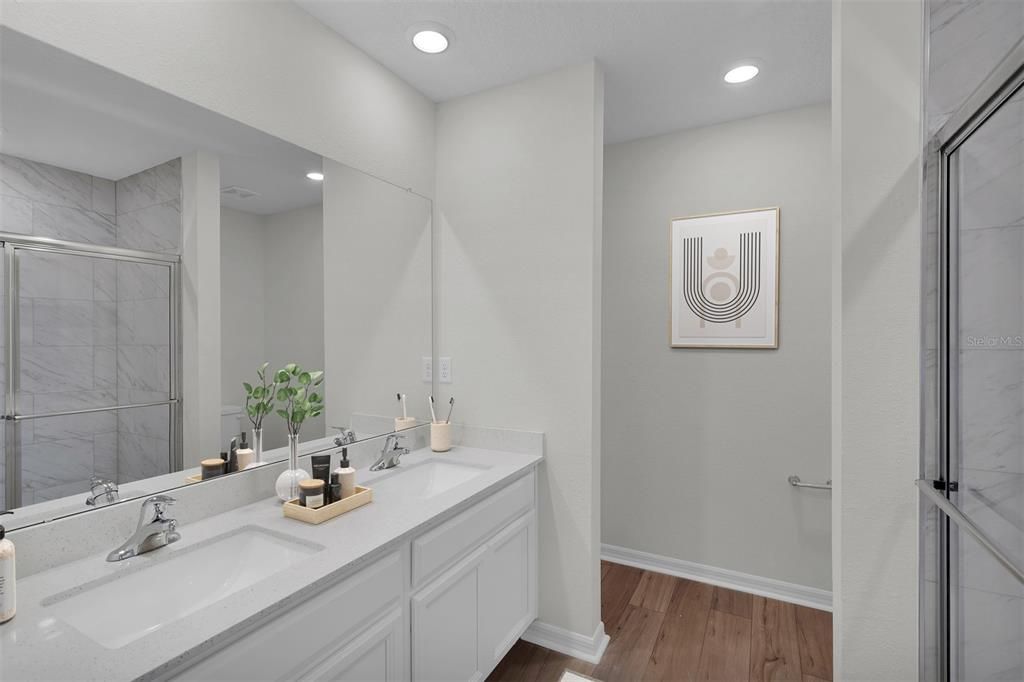 На продажу: $364,900 (5 спален, 3 ванн, 1984 Квадратных фут)