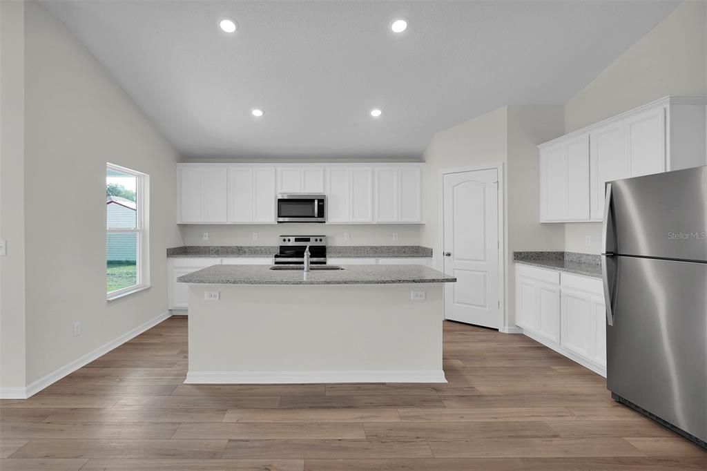 На продажу: $364,900 (5 спален, 3 ванн, 1984 Квадратных фут)