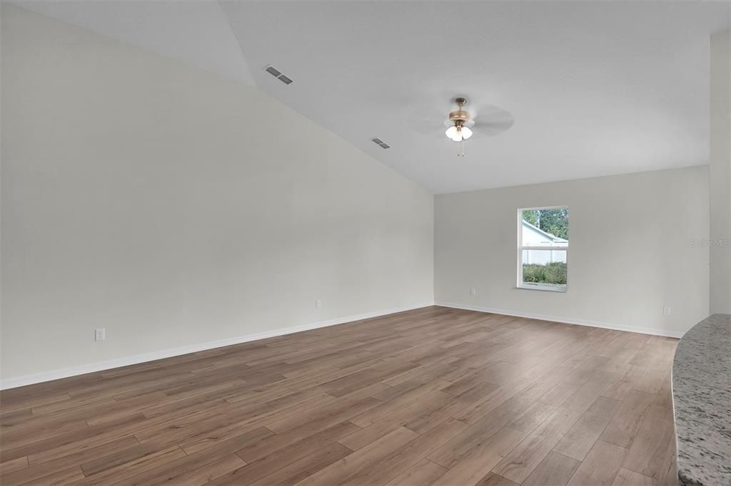 На продажу: $364,900 (5 спален, 3 ванн, 1984 Квадратных фут)