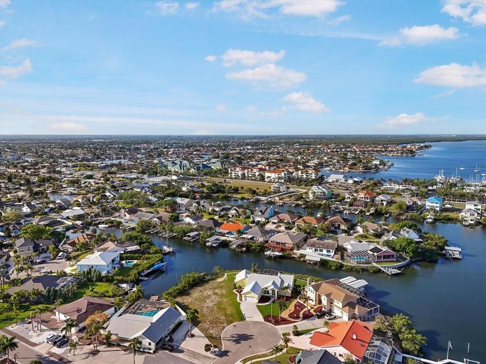 На продажу: $539,900 (0.24 acres)