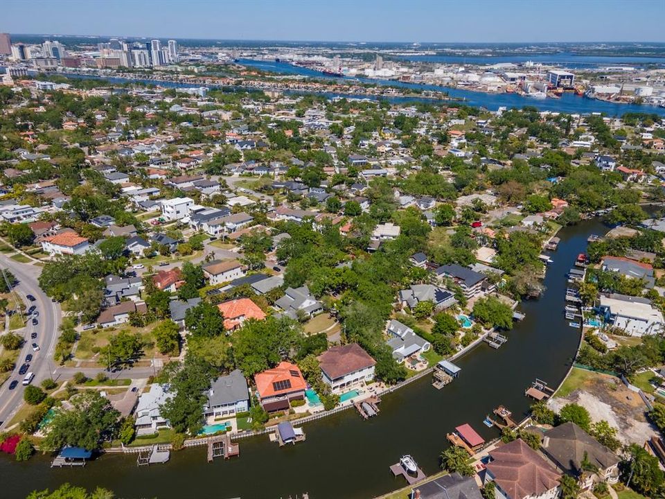 Под контрактом: $3,995,000 (5 спален, 5 ванн, 4718 Квадратных фут)