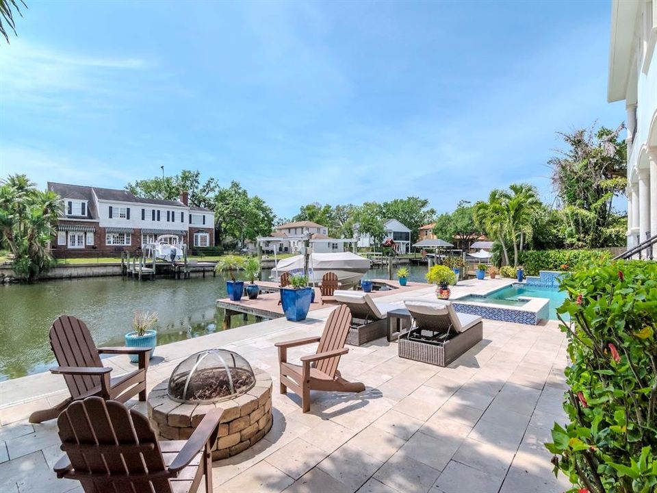 Под контрактом: $3,995,000 (5 спален, 5 ванн, 4718 Квадратных фут)