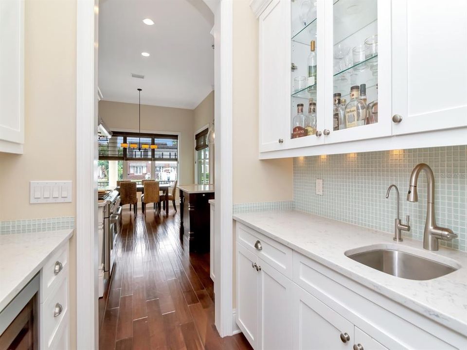 Под контрактом: $3,995,000 (5 спален, 5 ванн, 4718 Квадратных фут)