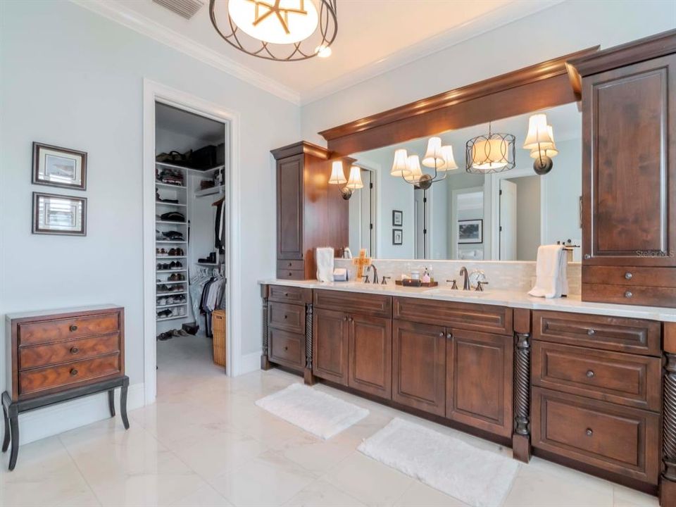 Под контрактом: $3,995,000 (5 спален, 5 ванн, 4718 Квадратных фут)