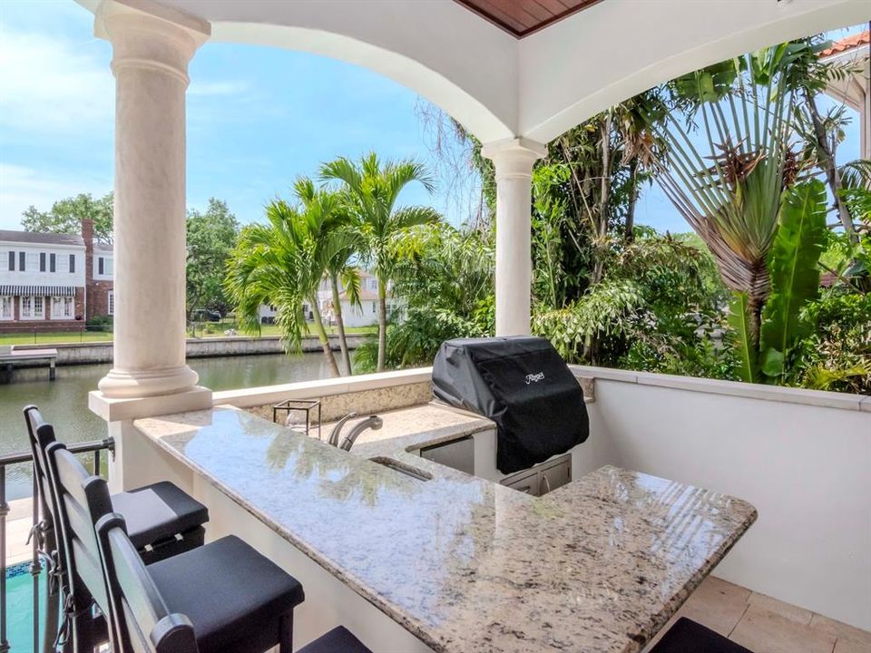 Под контрактом: $3,995,000 (5 спален, 5 ванн, 4718 Квадратных фут)