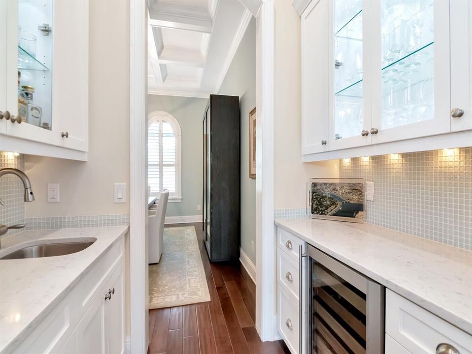 Под контрактом: $3,995,000 (5 спален, 5 ванн, 4718 Квадратных фут)