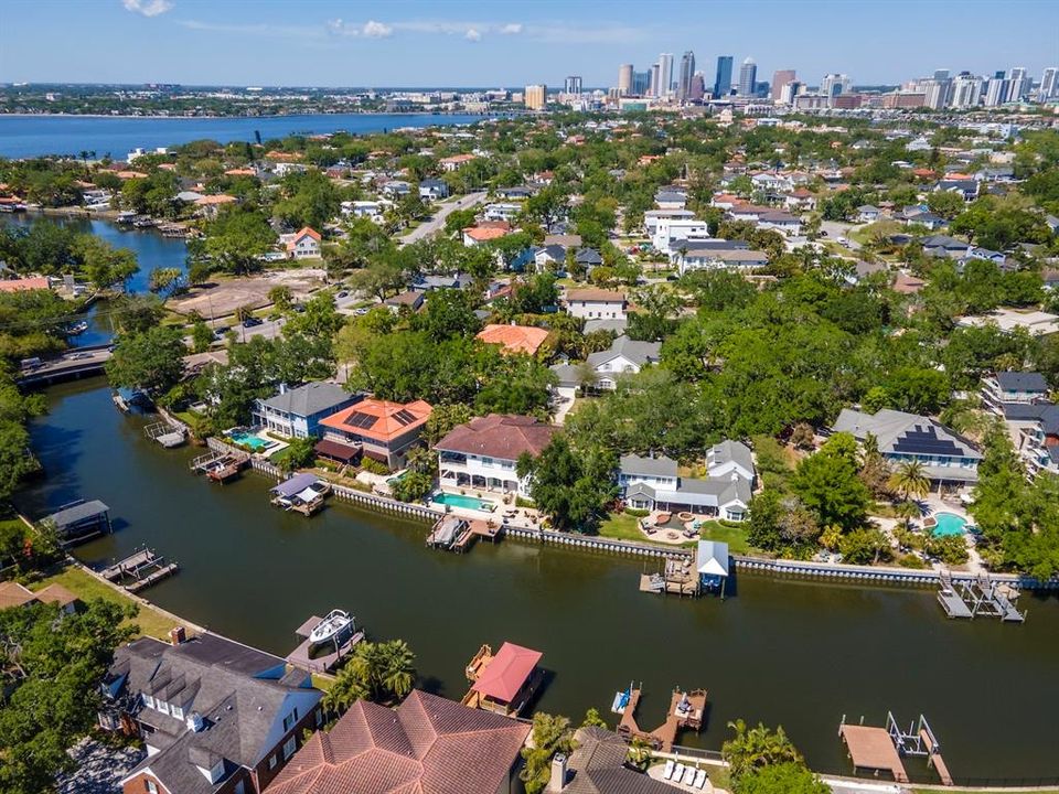 Под контрактом: $3,995,000 (5 спален, 5 ванн, 4718 Квадратных фут)