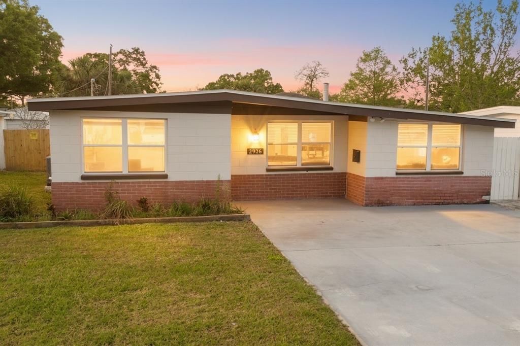 最近售出: $305,000 (3 贝兹, 1 浴室, 1336 平方英尺)