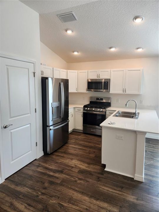 出租: $1,799 (2 贝兹, 2 浴室, 1000 平方英尺)