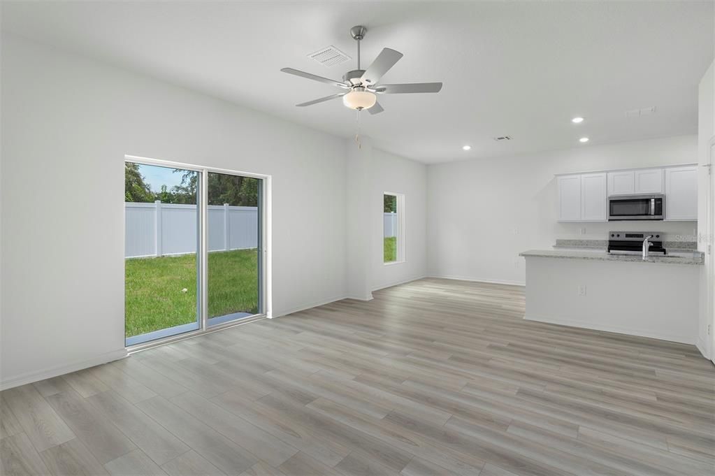 Activo con contrato: $388,900 (4 camas, 2 baños, 2059 Pies cuadrados)