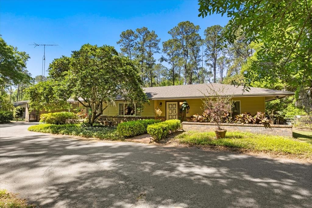 Recently Sold: $735,000 (3 beds, 2 baths, 2423 Square Feet)