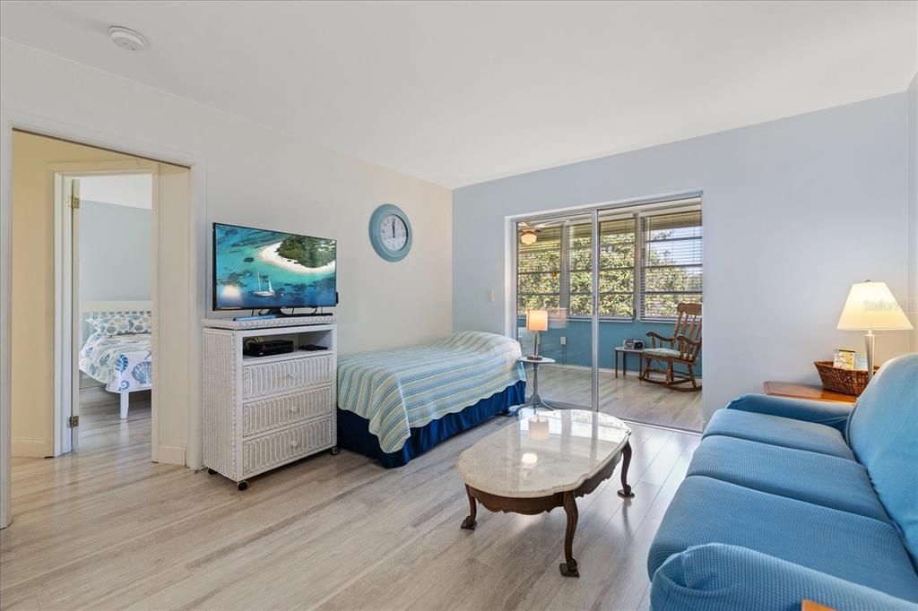 For Sale: $83,888 (1 beds, 1 baths, 655 Square Feet)