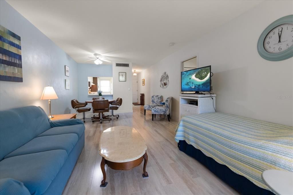 For Sale: $83,888 (1 beds, 1 baths, 655 Square Feet)