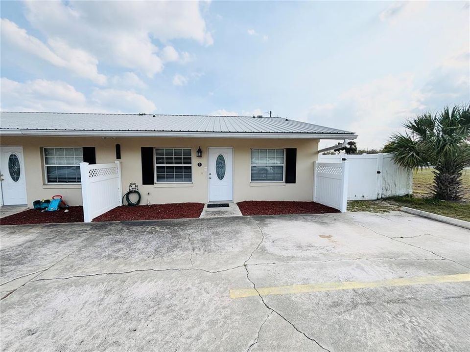 Recently Rented: $1,350 (2 beds, 1 baths, 897 Square Feet)