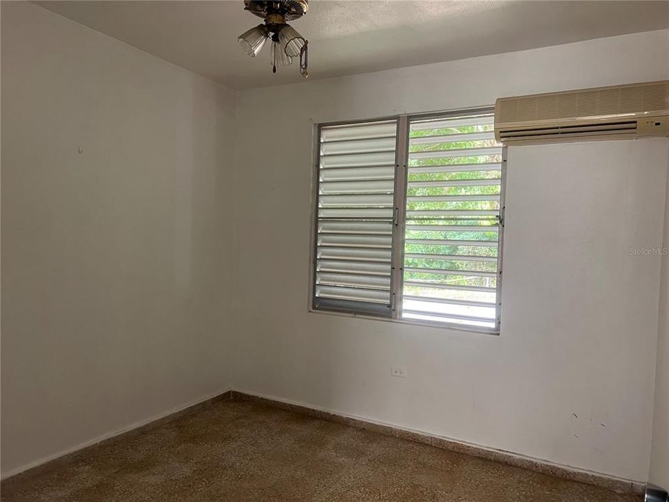 待售: $200,000 (3 贝兹, 1 浴室, 1178 平方英尺)