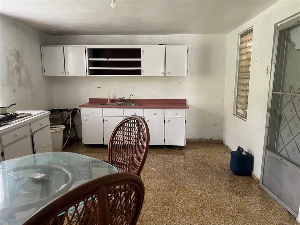 待售: $200,000 (3 贝兹, 1 浴室, 1178 平方英尺)