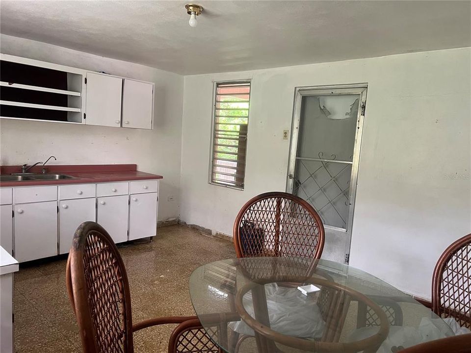 待售: $200,000 (3 贝兹, 1 浴室, 1178 平方英尺)