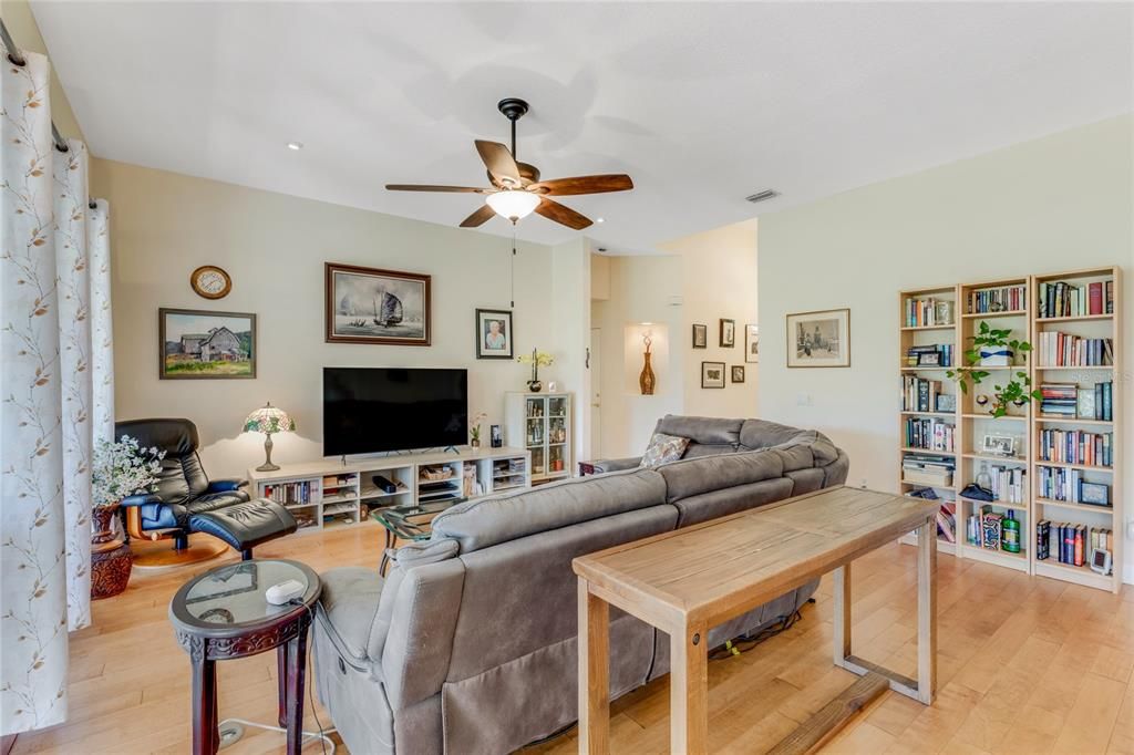 待售: $419,900 (4 贝兹, 2 浴室, 2247 平方英尺)