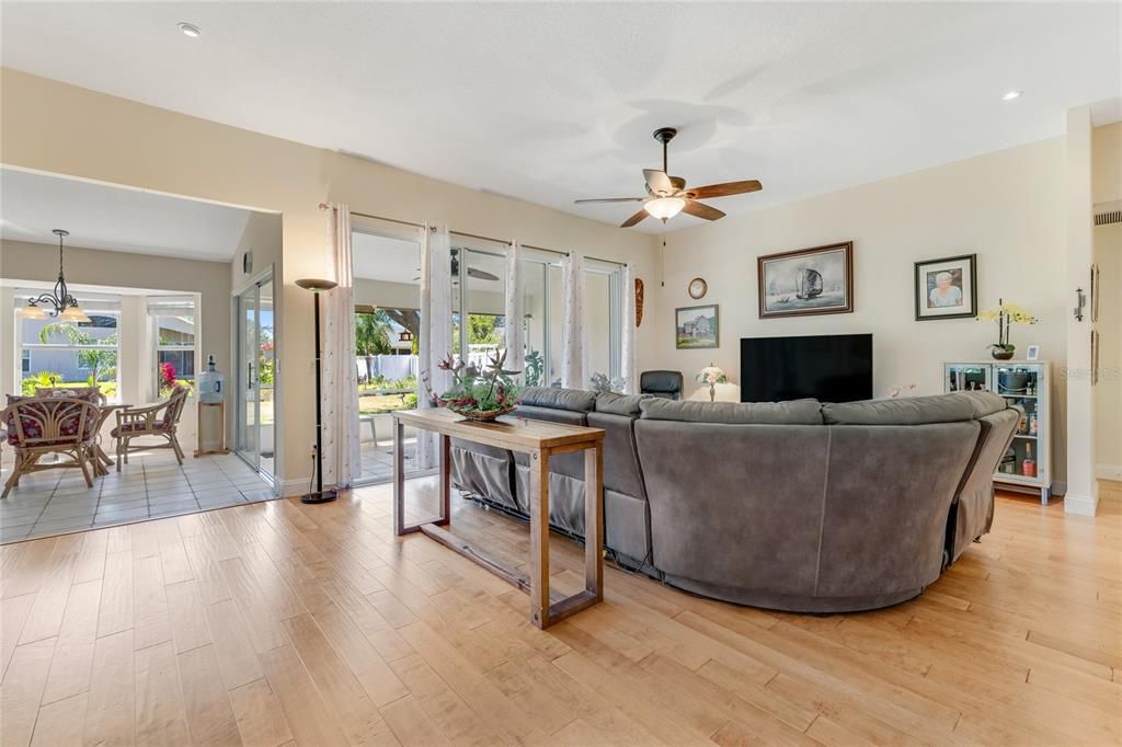 待售: $419,900 (4 贝兹, 2 浴室, 2247 平方英尺)