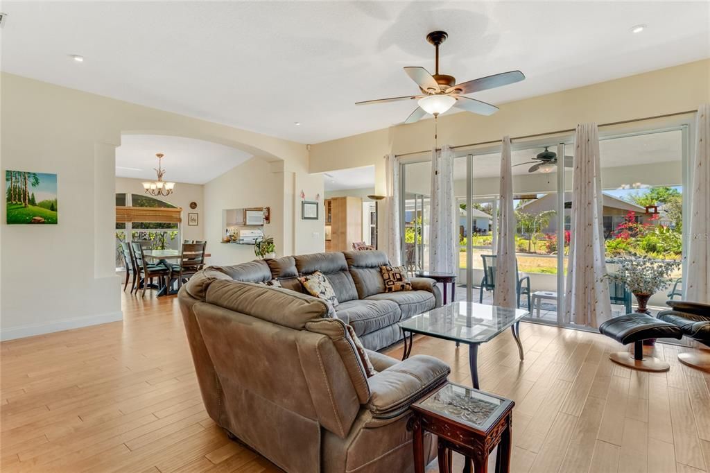 待售: $419,900 (4 贝兹, 2 浴室, 2247 平方英尺)