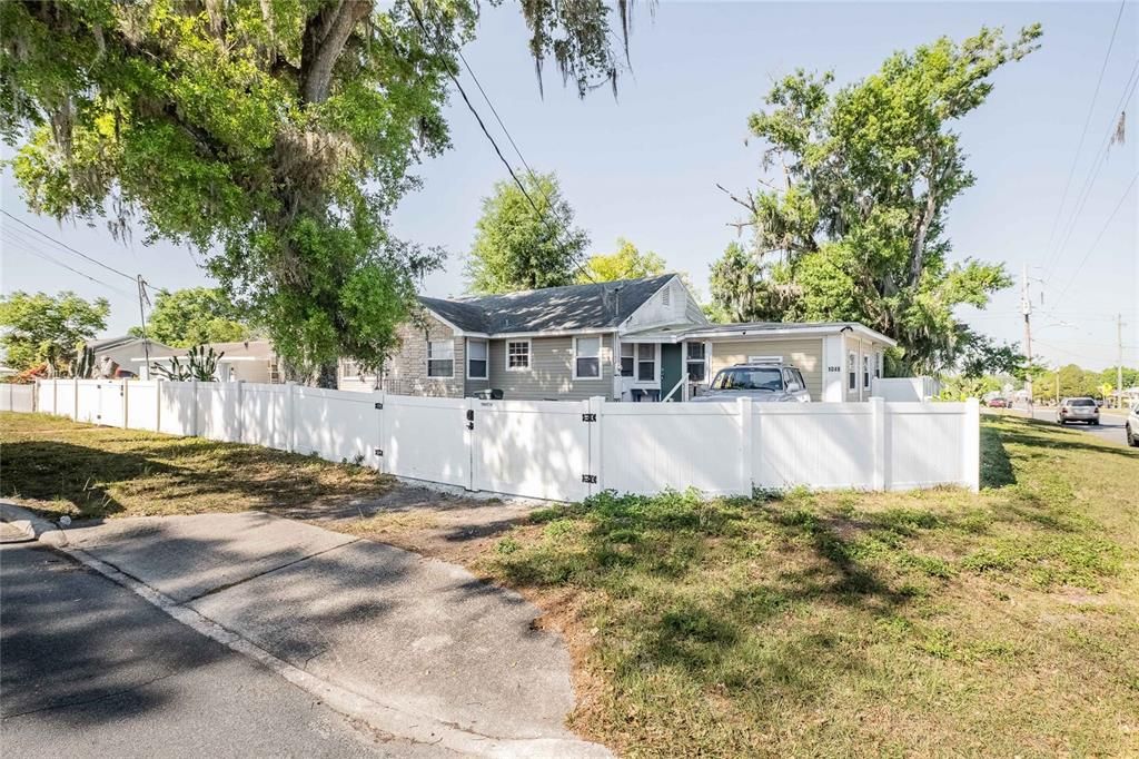 合同活跃: $195,000 (3 贝兹, 1 浴室, 1348 平方英尺)