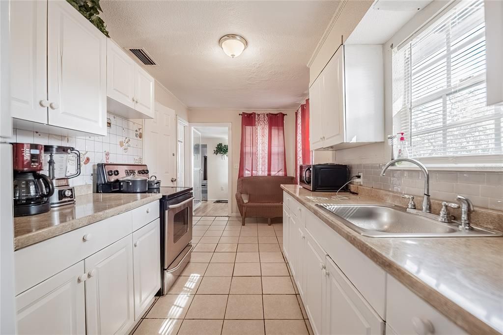 合同活跃: $195,000 (3 贝兹, 1 浴室, 1348 平方英尺)