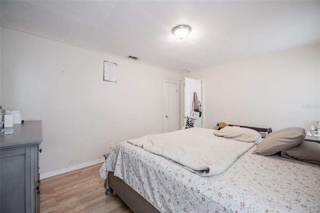 合同活跃: $195,000 (3 贝兹, 1 浴室, 1348 平方英尺)