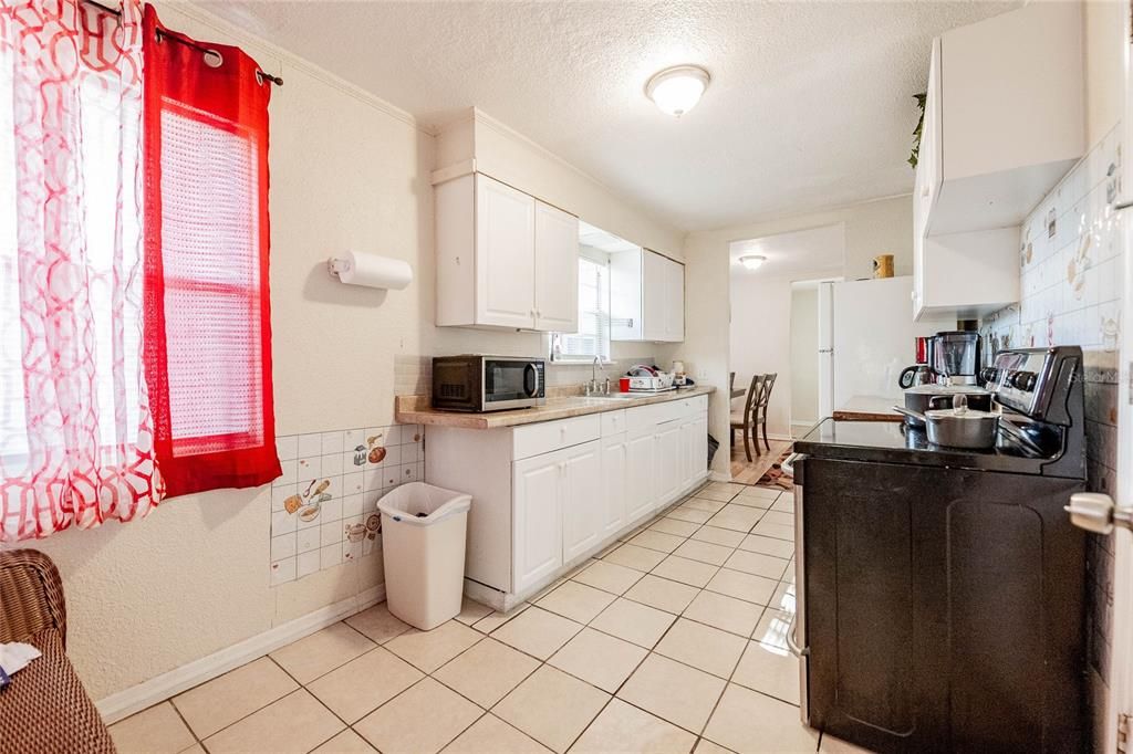 合同活跃: $195,000 (3 贝兹, 1 浴室, 1348 平方英尺)